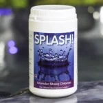 The front of a 1kg tub of Splash granular shock chlorine on the edge of a hot tub