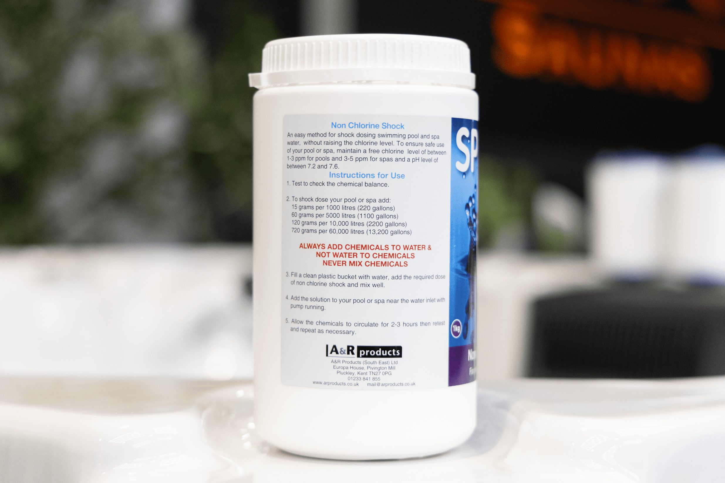 Side of 1kg Splash Non Chlorine Shock in white plastic tub with screw top lid showing dosing information